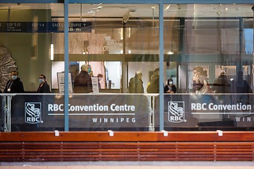 MIKE DEAL / WINNIPEG FREE PRESS
A steady stream of people can be seen entering the RBC Convention Centre vaccine supersite Wednesday morning.
210113 - Wednesday, January 13, 2021.