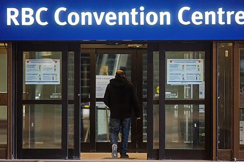 MIKE DEAL / WINNIPEG FREE PRESS
A steady stream of people can be seen entering the RBC Convention Centre vaccine supersite Wednesday morning.
210113 - Wednesday, January 13, 2021.