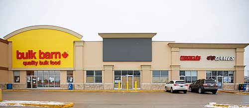 MIKE DEAL / WINNIPEG FREE PRESS
An empty retail location in the Polo Park area that used to house a money lender.
210114 - Thursday, January 14, 2021.