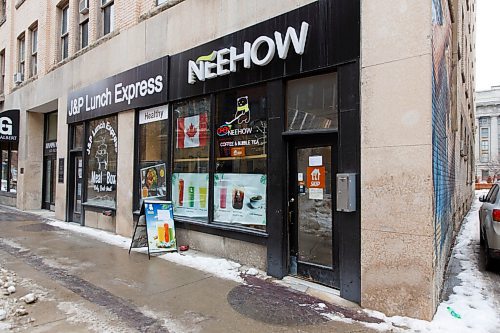 MIKE DEAL / WINNIPEG FREE PRESS
Many restaurants on the Exchange District are still open for delivery or pick-up during the provinces COVID code red.
NEEHOW Bubble Tea and Coffee at 61 Albert Street.
210114 - Thursday, January 14, 2021.