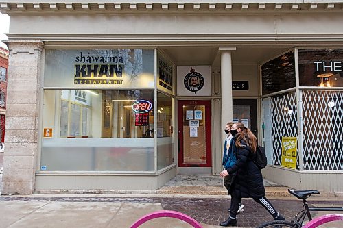 MIKE DEAL / WINNIPEG FREE PRESS
Many restaurants on the Exchange District are still open for delivery or pick-up during the provinces COVID code red.
Shawarma Khan at 225 McDermot Ave.
210114 - Thursday, January 14, 2021.