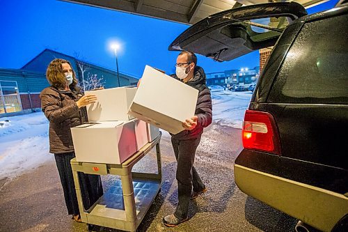 MIKAELA MACKENZIE / WINNIPEG FREE PRESS

Ian Kleinsasser, member of Crystal Springs Hutterite Colony and Cindy Greenlay, manager of support services, unload boxes of isolation gowns at the Simkin Centre in Winnipeg on Thursday, Jan. 14, 2021.  Hutterite colonies sewed the isolation gowns for the Jewish personal care home, repaying a kindness shows decades ago when Jewish business people stood up for Hutterites to buy land in Manitoba. For Brenda Suderman story.

Winnipeg Free Press 2021