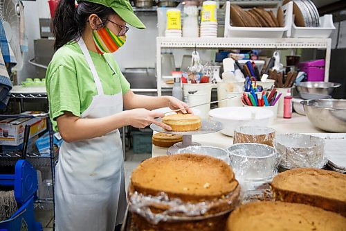 MIKE DEAL / WINNIPEG FREE PRESS
Chocolate Zen Bakery (553 Osborne Street) one of the city's top-notch bakeries.
Hannah Le slices up cakes.
210115 - Friday, January 15, 2021.