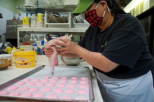 MIKE DEAL / WINNIPEG FREE PRESS
Chocolate Zen Bakery (553 Osborne Street) one of the city's top-notch bakeries.
Betty Lai pipes out french macarons.
210115 - Friday, January 15, 2021.