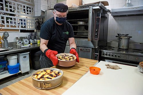 MIKE DEAL / WINNIPEG FREE PRESS
Chocolate Zen Bakery (553 Osborne Street) one of the city's top-notch bakeries.
Doug Krahn takes some cheese cakes out of the oven.
210115 - Friday, January 15, 2021.