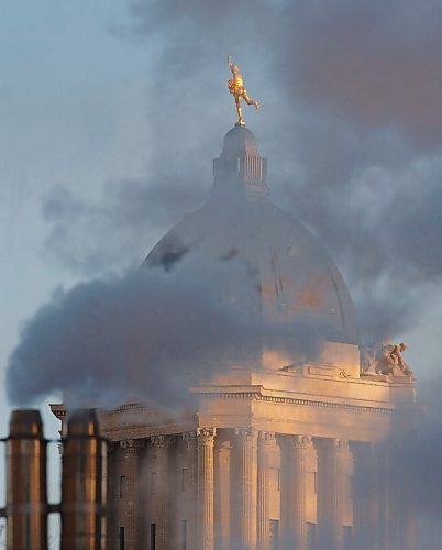 MIKE DEAL / WINNIPEG FREE PRESS
The Golden Boy is framed by steam rising from a vent Monday morning as temperatures hover around -21C.
210118 - Monday, January 18, 2021.