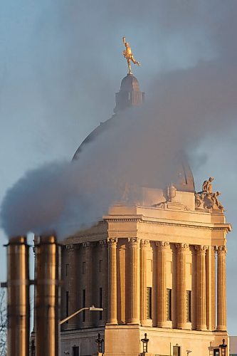 MIKE DEAL / WINNIPEG FREE PRESS
The Golden Boy is framed by steam rising from a vent southwest of the Assiniboine River Monday morning as temperatures hover around -21C.
210118 - Monday, January 18, 2021.