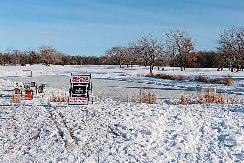 Canstar Community News Breezy Bend Country Club's rink is open to the public. (GABRIELLE PICHÉ/CANSTAR COMMUNITY NEWS/HEADLINER)