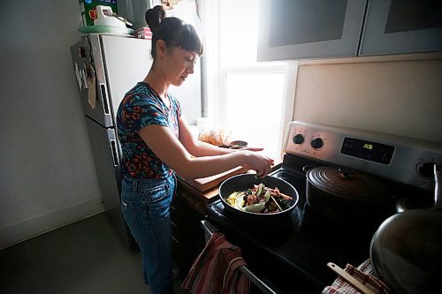 JOHN WOODS / WINNIPEG FREE PRESS
Emily Butcher, who is chef de cuisine at Deer + Almond, prepares a panzanella in her home in Winnipeg Monday, January 18, 2020. 

Reporter: Wasney