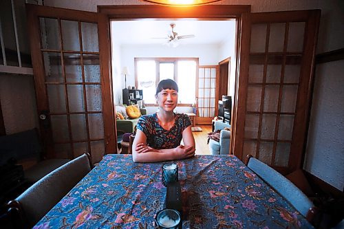 JOHN WOODS / WINNIPEG FREE PRESS
Emily Butcher, who is chef de cuisine at Deer + Almond, prepares a panzanella in her home in Winnipeg Monday, January 18, 2021. 

Reporter: Wasney