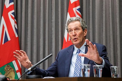 MIKE DEAL / WINNIPEG FREE PRESS
Manitoba Premier Brian Pallister and Dr. Brent Roussin, chief provincial public health officer during the COVID update at the Manitoba Legislative building Thursday afternoon.
210121 - Thursday, January 21, 2021.