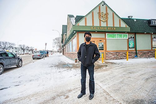 MIKAELA MACKENZIE / WINNIPEG FREE PRESS

Jon Singh, owner of the Green Brier Inn, poses for a portrait at the business in Winnipeg on Friday, Jan. 22, 2021. For Kevin story.

Winnipeg Free Press 2021