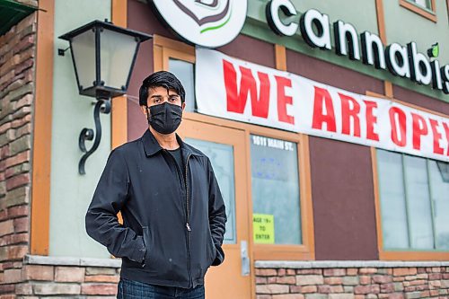 MIKAELA MACKENZIE / WINNIPEG FREE PRESS

Jon Singh, owner of the Green Brier Inn, poses for a portrait at the business in Winnipeg on Friday, Jan. 22, 2021. For Kevin story.

Winnipeg Free Press 2021