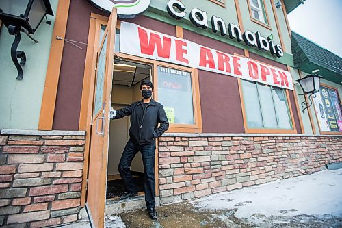 MIKAELA MACKENZIE / WINNIPEG FREE PRESS

Jon Singh, owner of the Green Brier Inn, poses for a portrait at the business in Winnipeg on Friday, Jan. 22, 2021. For Kevin story.

Winnipeg Free Press 2021