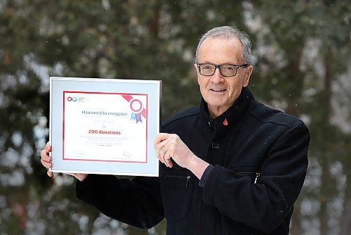 RUTH BONNEVILLE / WINNIPEG FREE PRESS

LOCAL- Canadian Blood Services 

 Former Winnipeg Free Press Photojournalist and Night Photo Editor Jeff de Booy shows a certificate he received from Canadian Blood Services for his 200 whole blood donations. December 27, 2020. 

See Volunteer column



Jan 22,. 2021