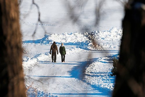 JOHN WOODS / WINNIPEG FREE PRESS
People use the Forks River Trail today in Winnipeg Sunday, January 24, 2021. 

Reporter: standup