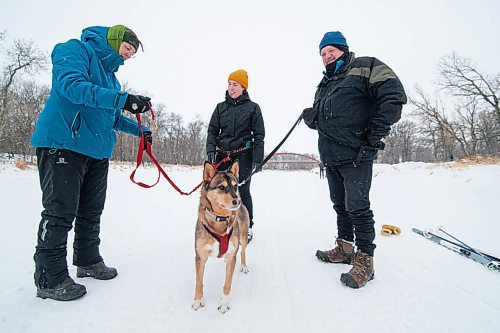 Mike Sudoma / Winnipeg Free Press
Winnipeg Free Press Reporter, Eva Wasney and her pup Quinn, get instructions from Lorne Volk (right) and Susie Strachan (left) of Snowmotion Skijoring Club on the sport of skijoring in La Barrier Park Saturday morning.
January 23, 2021