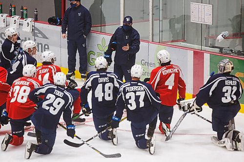 MIKE DEAL / WINNIPEG FREE PRESS
Manitoba Moose head coach Pascal Vincent talks to players during training camp at BellMTS Iceplex Monday afternoon.
210125 - Monday, January 25, 2021.