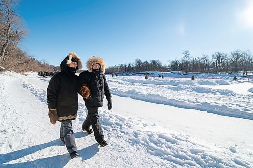 MIKE SUDOMA / WINNIPEG FREE PRESS
Clint and Judy Toews take a stroll down the Assiniboine River trail Sunday afternoon
January 24, 2021