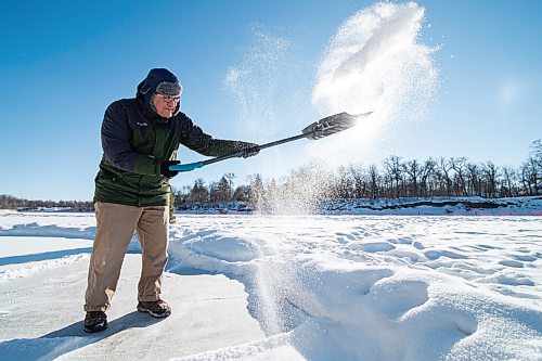 MIKE SUDOMA / WINNIPEG FREE PRESS
Local resident, Peter Burgoyne, does his part in the up keep of the river trail as he clears the ice of snow Sunday morning
January 24, 2021