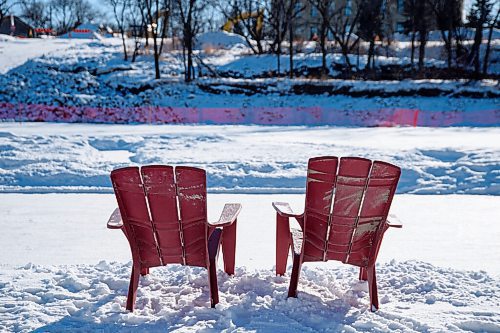 MIKE SUDOMA / WINNIPEG FREE PRESS
Two red Adirondack chairs sit ice side along the Assiniboine River trail Sunday afternoon.
January 24, 2021