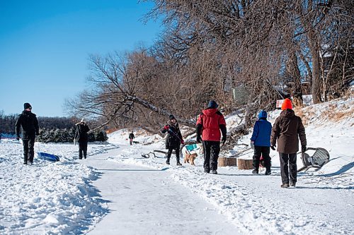 MIKE SUDOMA / WINNIPEG FREE PRESS
As Sunday morning turned into Sunday afternoon, the Assiniboine River trail started to bustle with ice skaters, cross country skiers and tons of dog walkers 
January 24, 2021