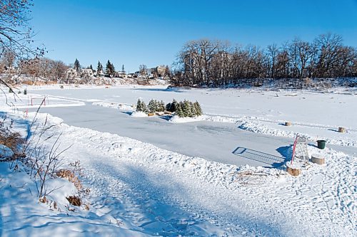 MIKE SUDOMA / WINNIPEG FREE PRESS
A home made hockey rink connected to the Assiniboine River trail Sunday afternoon
January 24, 2021