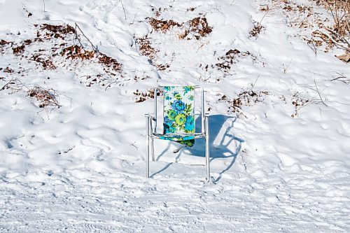 MIKE SUDOMA / WINNIPEG FREE PRESS
A foldable beach chair sits along the banks of the Assiniboine River trail Sunday
January 24, 2021