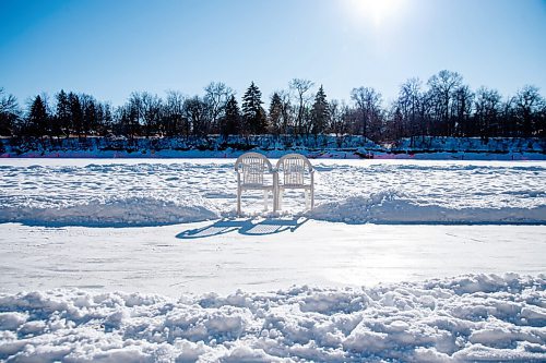 MIKE SUDOMA / WINNIPEG FREE PRESS
Two white plastic chairs sit along the Assiniboine River trail Sunday
January 24, 2021