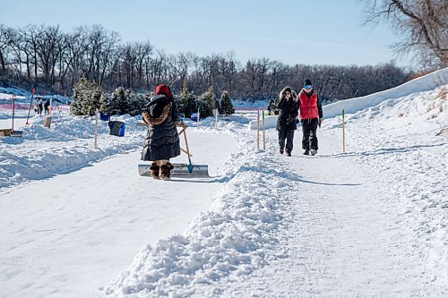 MIKE SUDOMA / WINNIPEG FREE PRESS
Bev Findlay (left) clears the river trail as a group walks by Sunday afternoon
January 24, 2021