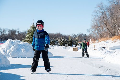 MIKE SUDOMA / WINNIPEG FREE PRESS
(Left to right) Bothers, Ellis and Jude Parker skate down the Assiniboine River trail Sunday
January 24, 2021