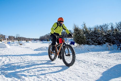 MIKE SUDOMA / WINNIPEG FREE PRESS
A winter cyclist rides his winter bike along the Assiniboine River trail Sunday afternoon
January 24, 2021
