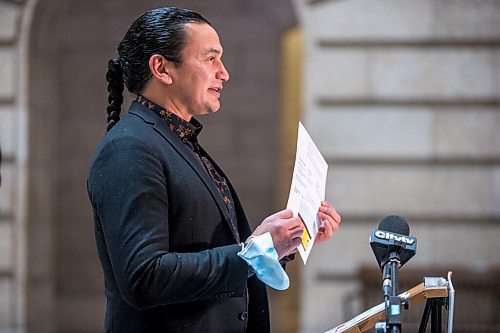 MIKAELA MACKENZIE / WINNIPEG FREE PRESS

Health critic Uzoma Asagwara speaks to the media at the Manitoba Legislative Building in Winnipeg on Monday, Jan. 25, 2021. For Larry story.

Winnipeg Free Press 2021