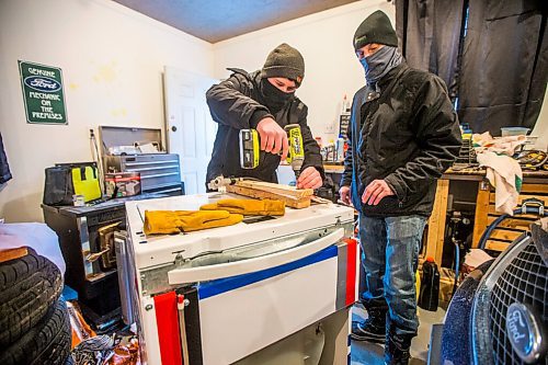 MIKAELA MACKENZIE / WINNIPEG FREE PRESS

Anthony (left) and Ron Thierault make a quick fix to their washing machine zamboni in the garage before taking it out onto the Seine River in Winnipeg on Monday, Jan. 25, 2021. For JS story.

Winnipeg Free Press 2021