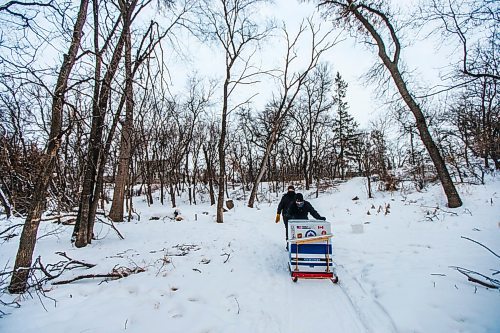 MIKAELA MACKENZIE / WINNIPEG FREE PRESS

Ron and Anthony Thierault push their washing machine zamboni down to the Seine River near Marion Street in Winnipeg on Monday, Jan. 25, 2021. For JS story.

Winnipeg Free Press 2021