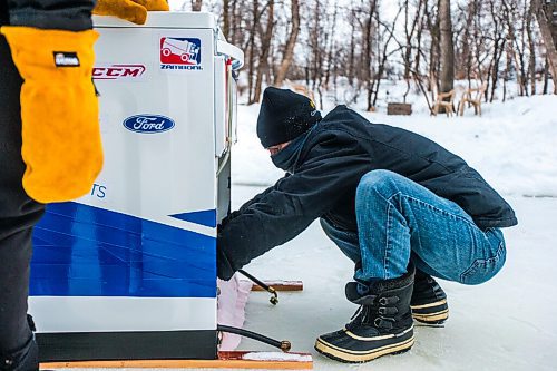 MIKAELA MACKENZIE / WINNIPEG FREE PRESS

Ron Thierault hooks up the detachable plumbing on their washing machine zamboni on the Seine River near Marion Street in Winnipeg on Monday, Jan. 25, 2021. For JS story.

Winnipeg Free Press 2021