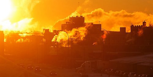 MIKE DEAL / WINNIPEG FREE PRESS
Steam lingers over a view of Winnipeg's skyline from the Slaw Rebchuk Bridge as the sun rises early Tuesday morning. Temperatures were hovering around -29C as the morning commute started.
210126 - Tuesday, January 26, 2021.