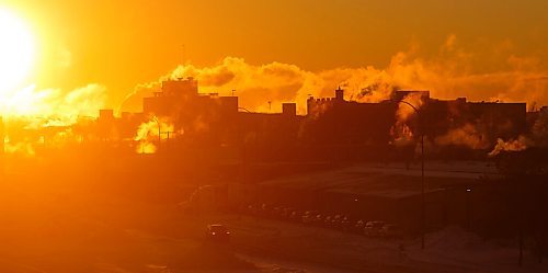MIKE DEAL / WINNIPEG FREE PRESS
Steam lingers over a view of Winnipeg's skyline from the Slaw Rebchuk Bridge as the sun rises early Tuesday morning. Temperatures were hovering around -29C as the morning commute started.
210126 - Tuesday, January 26, 2021.