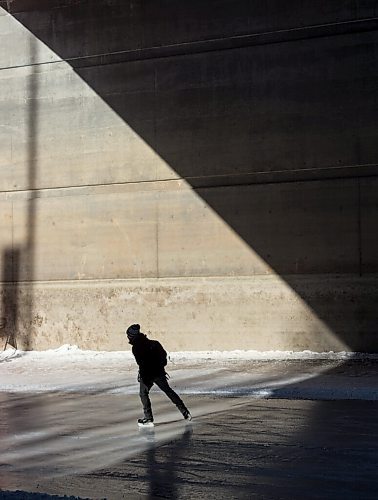 Mike Sudoma / Winnipeg Free Press
An ice skater makes their way down the Assiniboine river trail underneath the Norwood Bridge Wednesday afternoon
January 27, 2021
