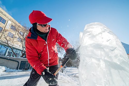 Mike Sudoma / Winnipeg Free Press
Alan Fogg works on an ice sculpture entitled Flame in front of Johnston Terminal at The Forks Wednesday morning
January 27, 2021