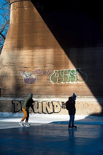 Mike Sudoma / Winnipeg Free Press
Two ice skaters make their way down the Assiniboine river trail underneath the Norwood Bridge Wednesday afternoon
January 27, 2021