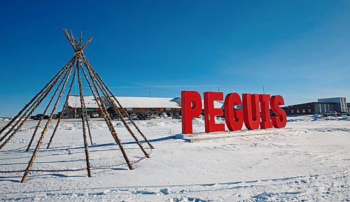 MIKE DEAL / WINNIPEG FREE PRESS
A large Peguis sign sits at the heart of the community outside the health centre and the shopping centre.
210127 - Wednesday, January 27, 2021.