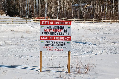 MIKE DEAL / WINNIPEG FREE PRESS
Signs outside Peguis FN, relating to the COVID-19 pandemic.
210127 - Wednesday, January 27, 2021.