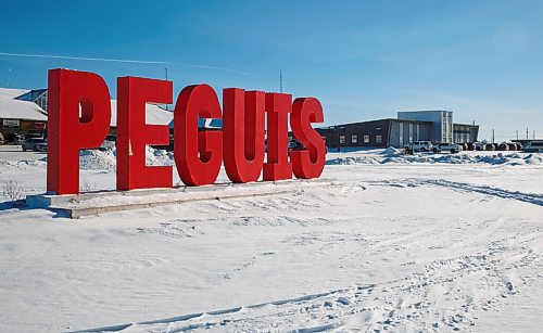 MIKE DEAL / WINNIPEG FREE PRESS
A large Peguis sign sits at the heart of the community outside the health centre and the shopping centre.
210127 - Wednesday, January 27, 2021.