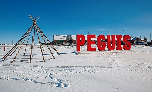 MIKE DEAL / WINNIPEG FREE PRESS
A large Peguis sign sits at the heart of the community outside the health centre and the shopping centre.
210127 - Wednesday, January 27, 2021.