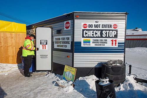 MIKE DEAL / WINNIPEG FREE PRESS
Dean Cochrane enters a check stop which is set up beside the sacred fire close to the Peguis Community Hall on the First Nation.
210127 - Wednesday, January 27, 2021.