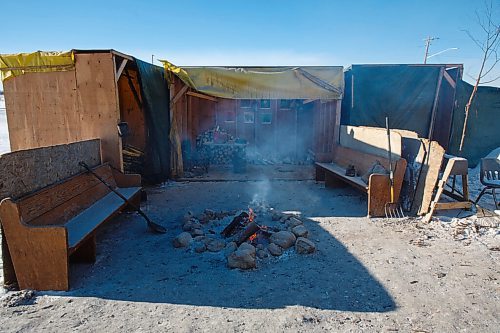 MIKE DEAL / WINNIPEG FREE PRESS
The sacred fire close to the Peguis Community Hall on the First Nation.
210127 - Wednesday, January 27, 2021.