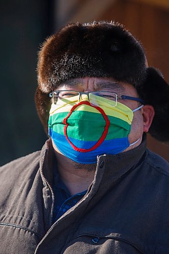 MIKE DEAL / WINNIPEG FREE PRESS
Chief Glen Hudson at the sacred fire which is close to the Peguis Community Hall on the First Nation.
210127 - Wednesday, January 27, 2021.