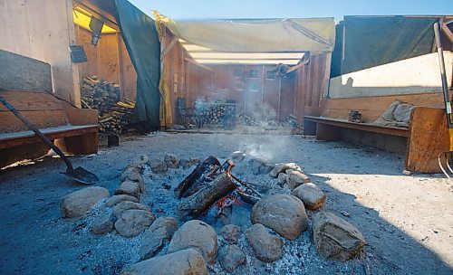 MIKE DEAL / WINNIPEG FREE PRESS
The sacred fire close to the Peguis Community Hall on the First Nation.
210127 - Wednesday, January 27, 2021.