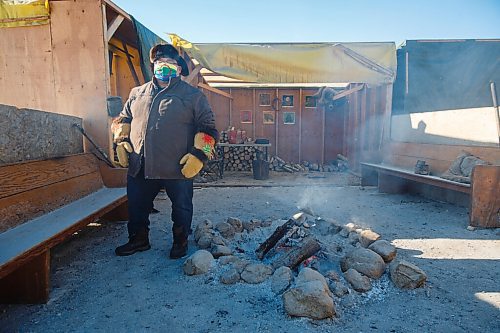 MIKE DEAL / WINNIPEG FREE PRESS
Chief Glen Hudson at the sacred fire which is close to the Peguis Community Hall on the First Nation.
210127 - Wednesday, January 27, 2021.